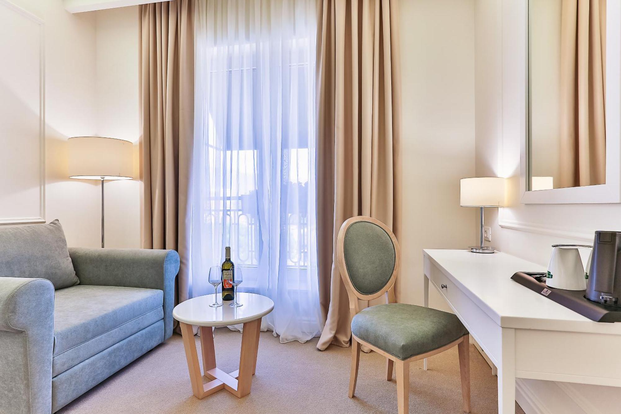 Crown Hotel 4*