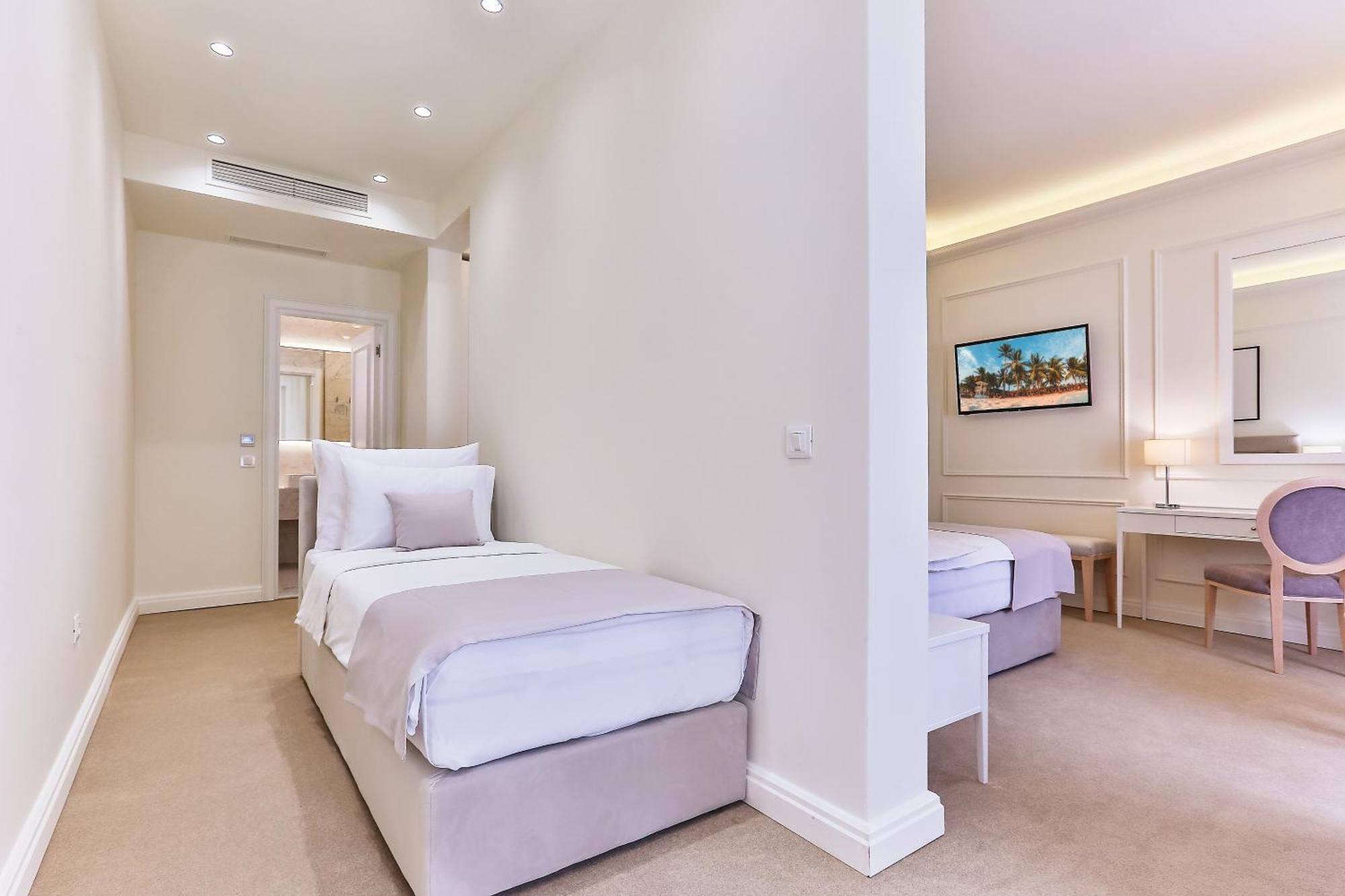 Crown Hotel 4*