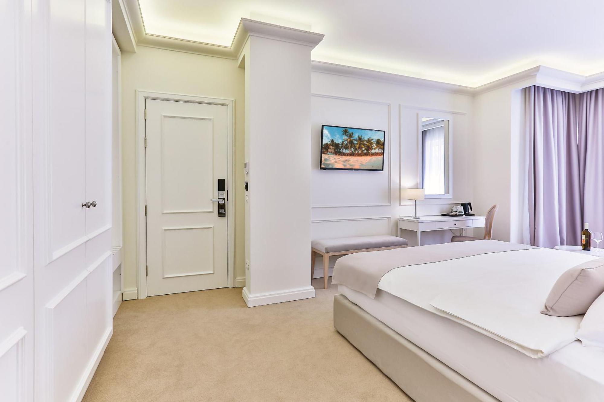Crown 4*